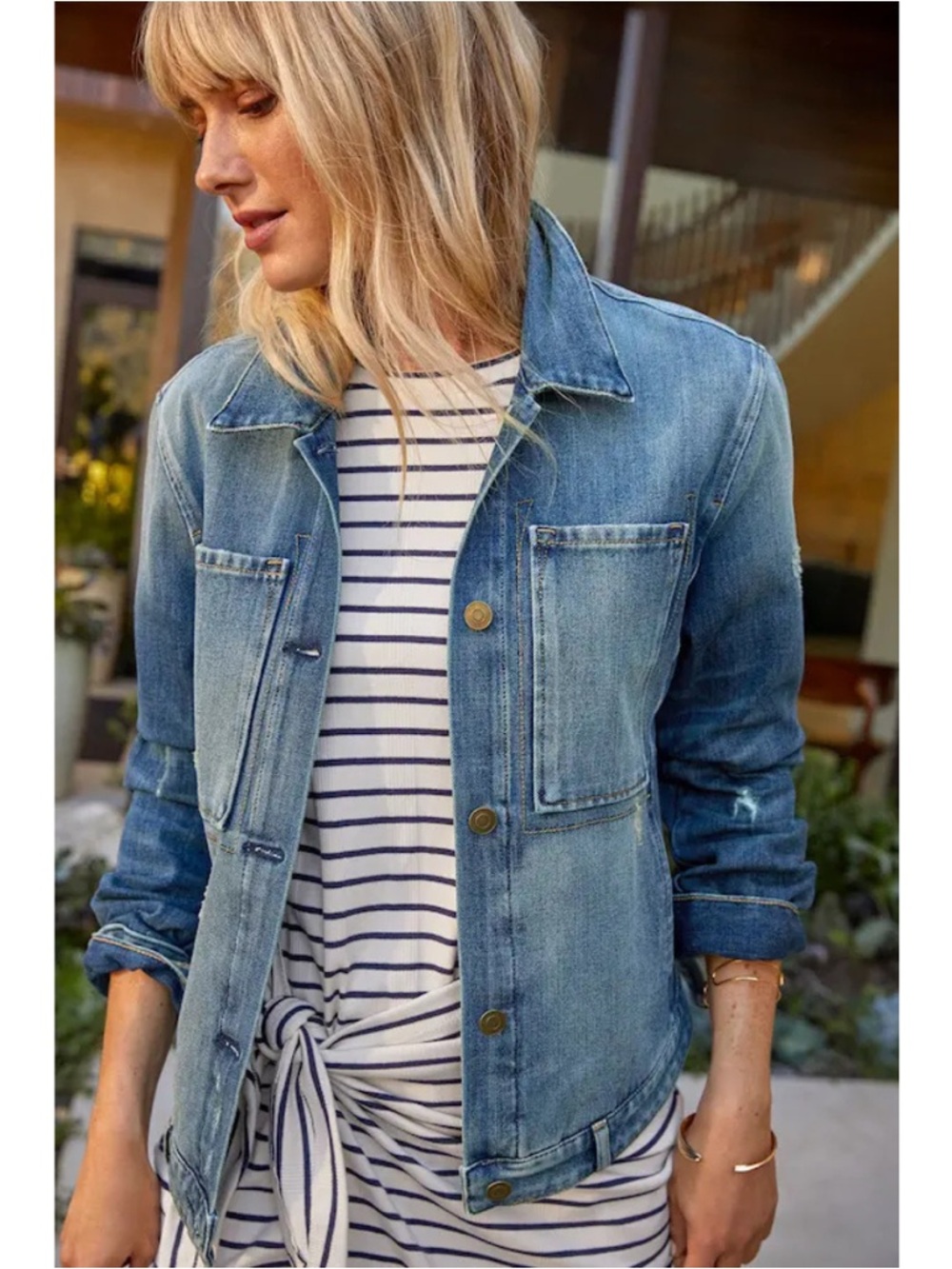 Evereve Sabrina Blue Denim Jean Jacket Size Large Button-Up Pockets Casual Chic